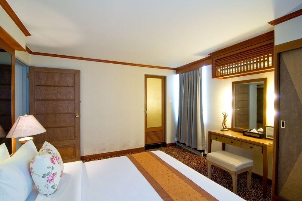 Manhattan Hotel Bangkok Exterior photo